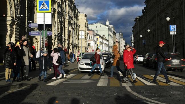Прохожие на улице Ильинка в Москве