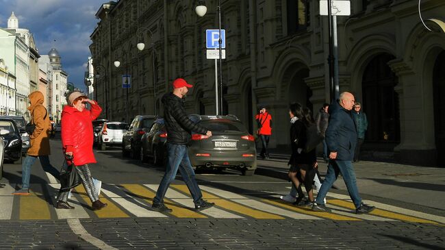 Люди на пешеходном переходе в Москве