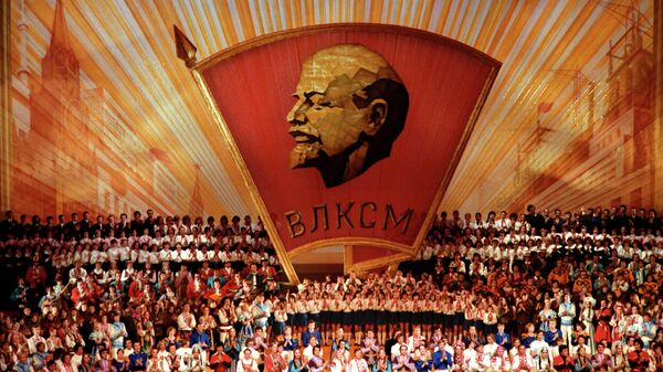 Концерт мастеров искусств в Кремлевском Дворце съездов после торжественного заседания ЦК ВЛКСМ