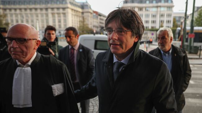 Экс-глава правительства Каталонии Карлес Пучдемон прибыл в суд в Брюсселе 