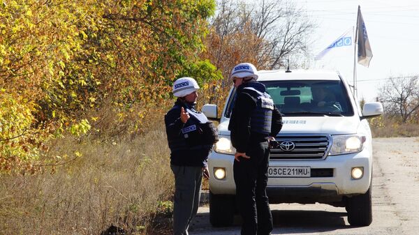 Наблюдатели ОБСЕ в поселке Золотое Луганской области