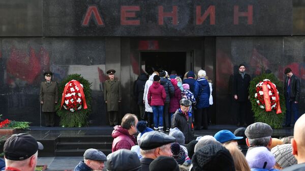Участники акции во время торжественной церемонии возложения венков и цветов к Мавзолею В. И. Ленина