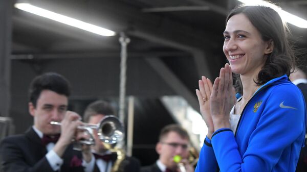 Чемпионка мира по легкой атлетике Мария Ласицкене на церемонии награждения от Федерации бокса России