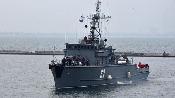 Один из четырех противоминных кораблей НАТО  входит в порт Одессы