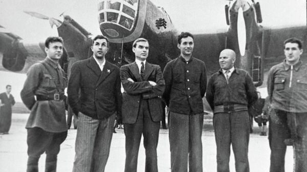 Экипаж самолета ДБ-А с бортовым номером Н-209. Москва, 12 августа 1937 г.