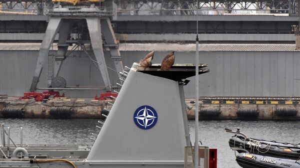 Один из четырех противоминных кораблей НАТО входит в порт Одессы
