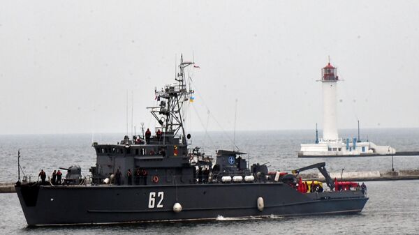 Один из четырех противоминных кораблей НАТО входит в порт Одессы