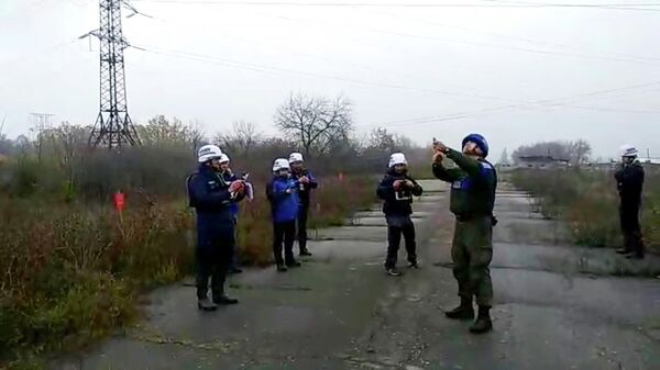 Старт отвода сил между ополченцами ЛНР и украинскими силовиками у города Золотое. Стоп-кадр видео