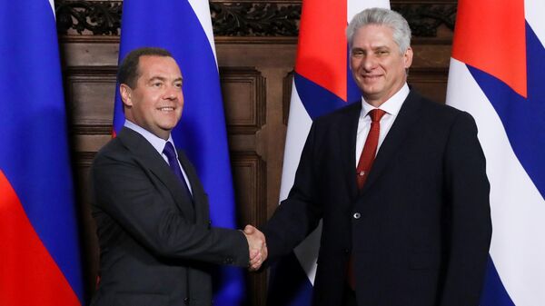 Премьер-министр РФ Дмитрий Медведев во время встречи с президентом Кубы Мигелем Диас-Канель Бермудесом  