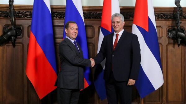 Премьер-министр РФ Дмитрий Медведев во время встречи с президентом Кубы Мигелем Диас-Канель Бермудесом