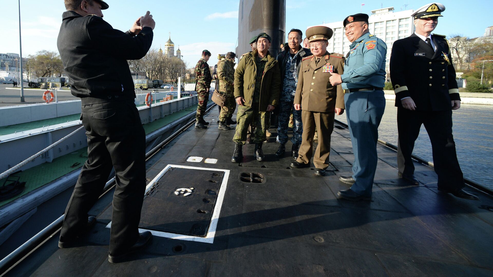 Делегация военных атташе посольств иностранных государств, аккредитованных в Российской Федерации, во время посещения дизельной подводной лодки Тихоокеанского флота Комсомольск-на-Амуре во Владивостоке - РИА Новости, 1920, 11.04.2021