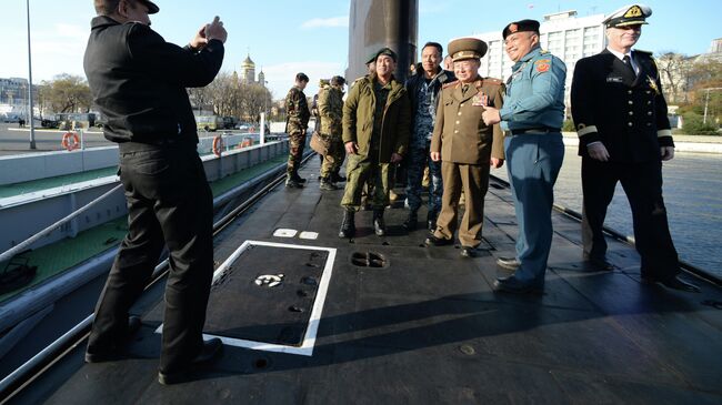 Делегация военных атташе посольств иностранных государств, аккредитованных в Российской Федерации, во время посещения дизельной подводной лодки Тихоокеанского флота Комсомольск-на-Амуре во Владивостоке