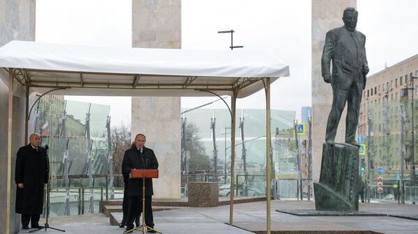 Президент РФ Владимир Путин выступает на церемонии открытия памятника государственному деятелю, политику Евгению Примакову. 29 октября 2019