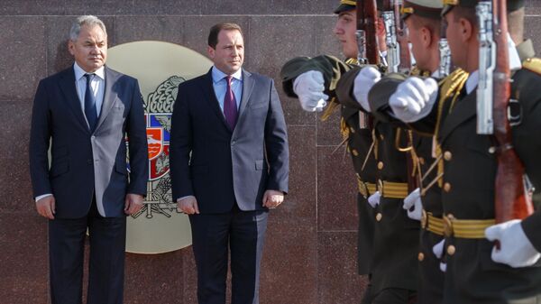Министр обороны РФ Сергей Шойгу и министр обороны Армении Давид Тоноян во время встречи в Ереване