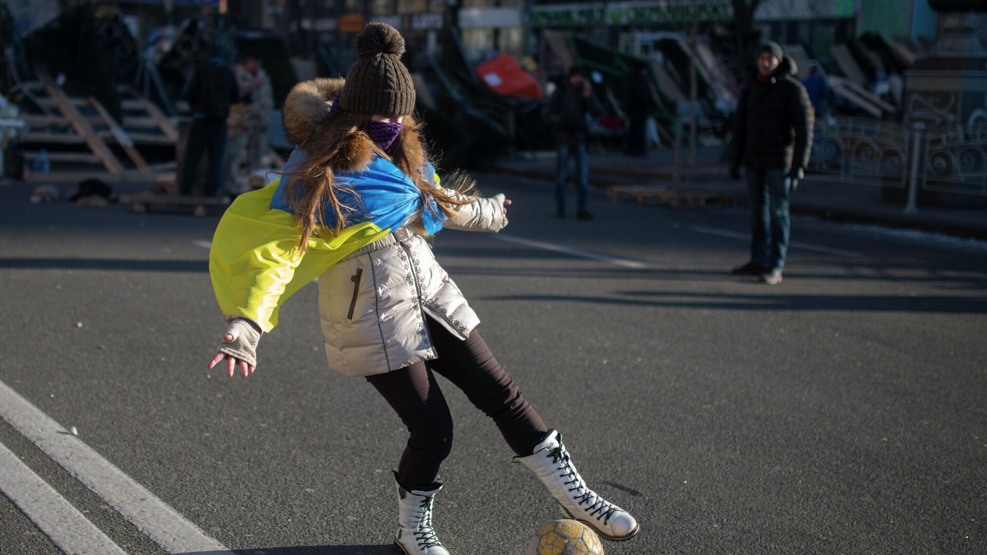 Девушка играет с мячом на улице Крещатик в Киеве - РИА Новости, 1920, 02.12.2020