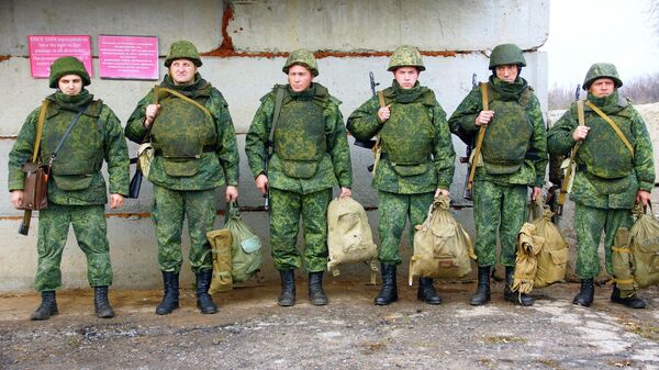 Ополченцы самопровозглашенной Луганской народной республики в поселке Золотое в Луганской области