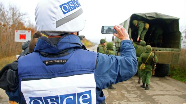 Наблюдатель ОБСЕ следит за отводом сил бойцов подразделений ЛНР в поселке Золотое в Луганской области