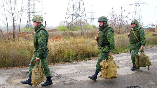 Отвод сил бойцов подразделений ЛНР в поселке Золотое в Луганской области