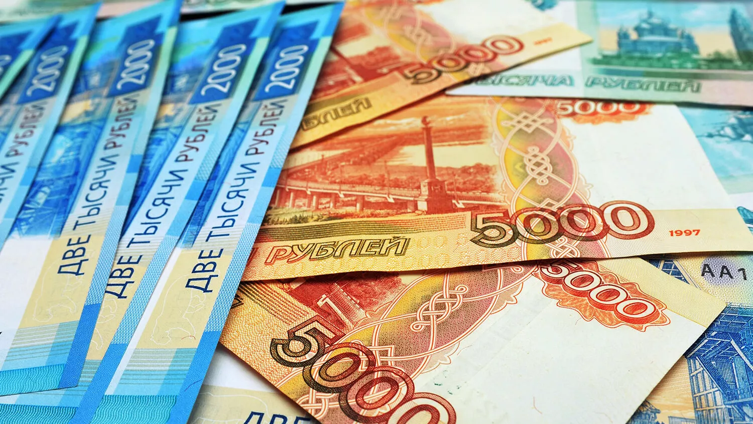 Банкноты номиналом 1000, 2000 и 5000 рублей - РИА Новости, 1920, 29.09.2021