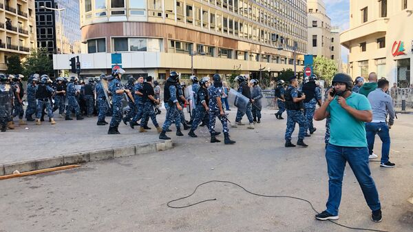 Сотрудники правоохранительных органов на улицах Бейрута, где проходят акции протеста