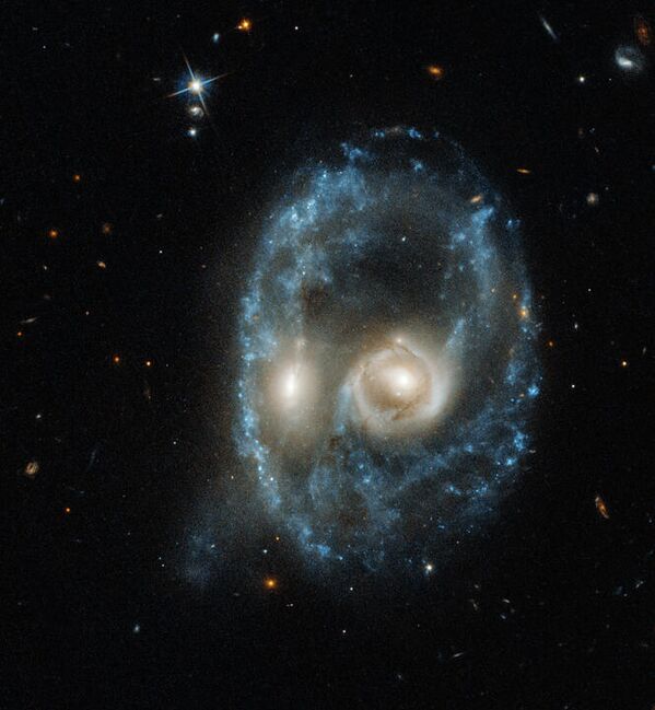 Галактики из Призрачного следа, заснятые телескопом Hubble