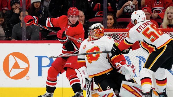 Форвард Каролины Андрей Свечников забрасывает уникальную для НХЛ шайбу