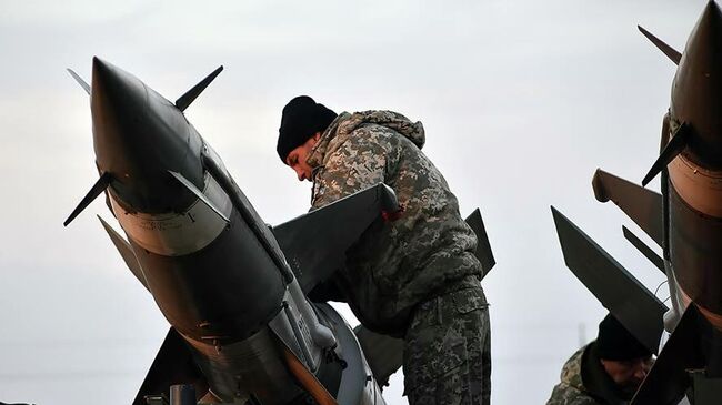 Украинский военнослужащий во время учений