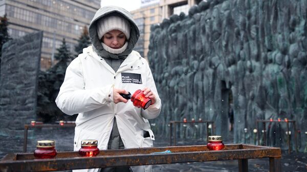 Акция Колокол памяти у мемориала Стена скорби на проспекте Сахарова в Москве