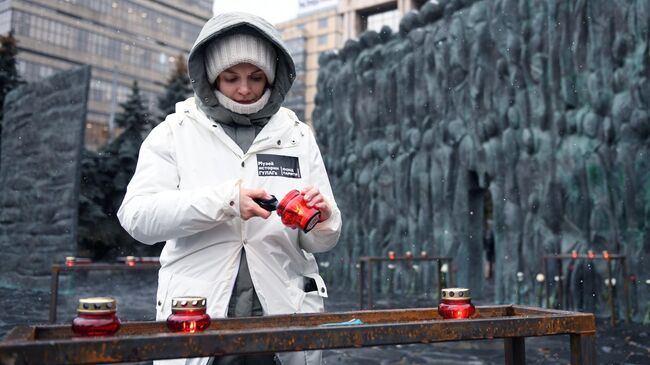 Акция Колокол памяти у мемориала Стена скорби на проспекте Сахарова в Москве. 30 октября 2019