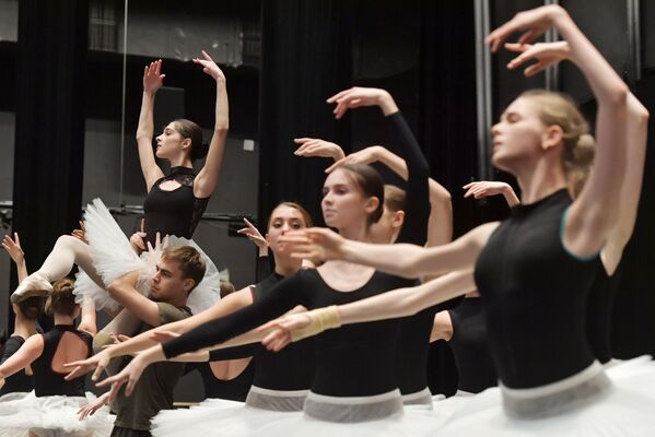 Открытый урок воспитанников Академии танца Бориса Эйфмана в репетиционном зале Детского театра танца в Санкт-Петербурге
