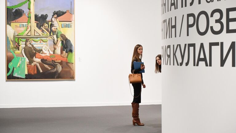 Посетители знакомятся с экспозицией VIII Московской международной биеннале современного искусства