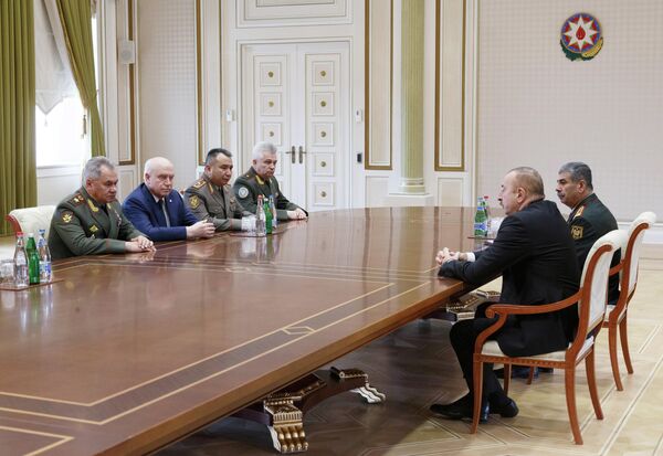Министр обороны Российской Федерации Сергей Шойгу и президент Азербайджана Ильхам Алиев во время встречи Министр обороны Российской Федерации Сергей Шойгу и президент Азербайджана Ильхам Алиев во время встречи