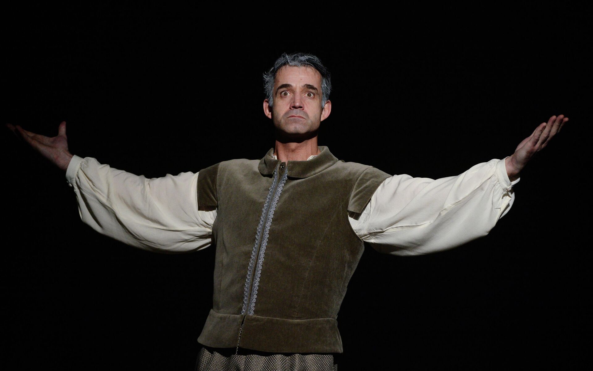 Дмитрий Певцов в сцене из спектакля Дон Джованни в Театре имени М.Н. Ермоловой - РИА Новости, 1920, 11.11.2025