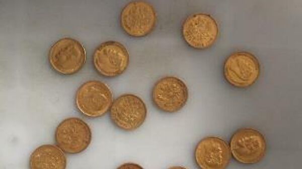 Монеты из желтого металла, изъятые у  гражданки КНР во время предполетного контроля