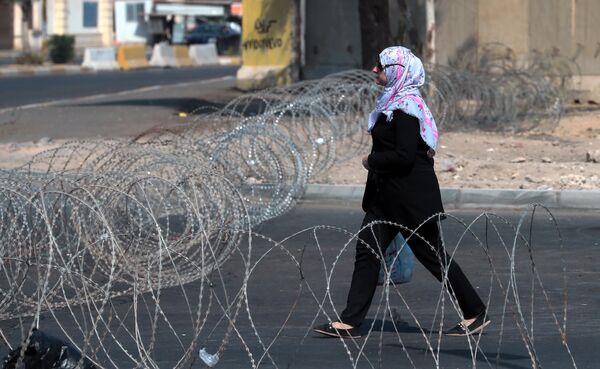 Женщина идет по улице в Багдаде 