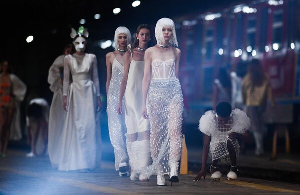 Модели демонстрируют одежду из коллекции ALEXANDER ARUTYUNOV на площадке Mercedes-Benz Fashion Week Russia в электродепо Красная Пресня в Москве