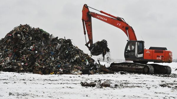 Экскаватор на полигоне твердых бытовых отходов Кучино в Балашихе Московской области