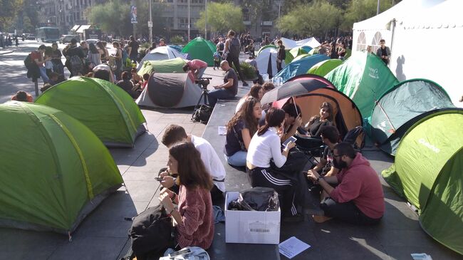 Палаточный городок студентов в центре Барселоны в знак протеста против вердикта Верховного суда в отношении политиков, причастных к проведению референдума о независимости Каталонии