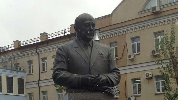 Памятник конструктору Николаю Доллежалю открытый в Москве
