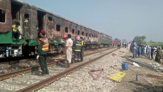 Последствия пожара в поезде в пакистанской провинции Пенджаб