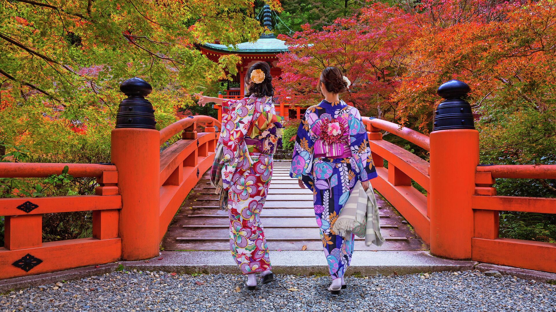 Женщины в традиционных японских кимоно, возле храма Фусими Инари в Киото, Япония - РИА Новости, 1920, 03.01.2020