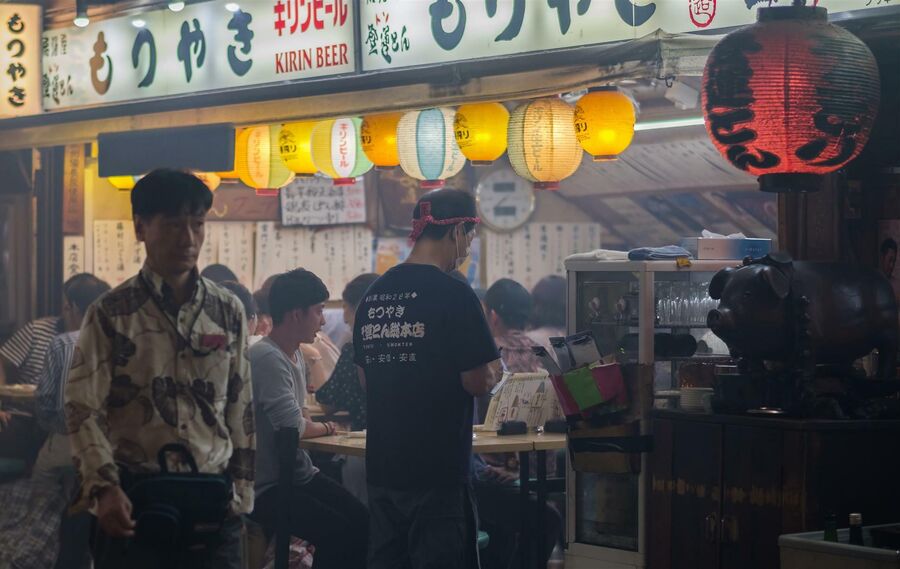 Клиенты в небольшой закусочной в Токио, Япония