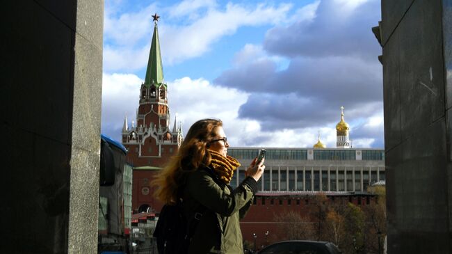 Девушка гуляет в Александровском саду в Москве