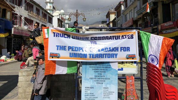 Баннер с поздравлением с изменением статуса региона Ладакх в городе Лех, Индия
