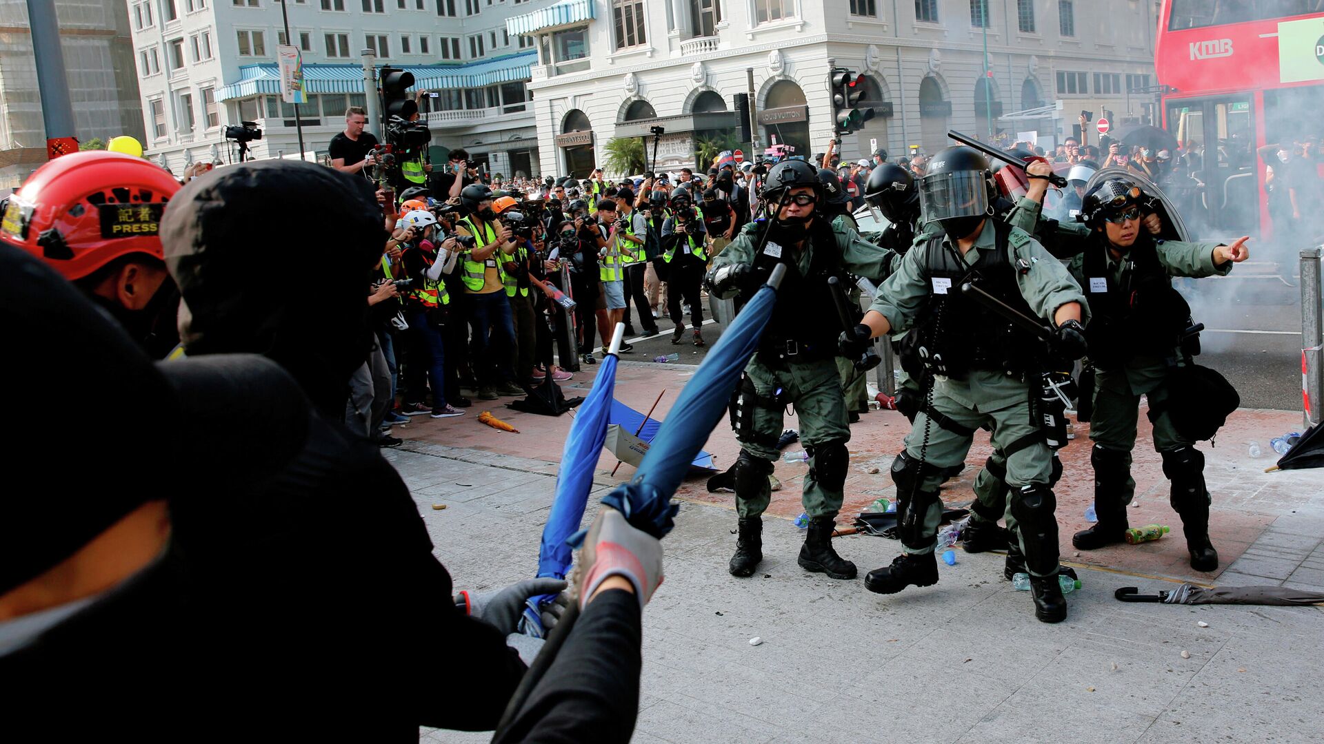 Сотрудники полиции на акции протеста в Гонконге - РИА Новости, 1920, 01.11.2019