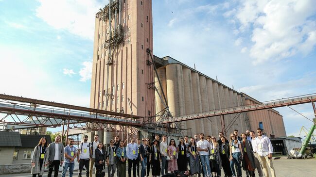 Участники второй Российской молодежной архитектурной биеннале возле портового элеватора в Казани