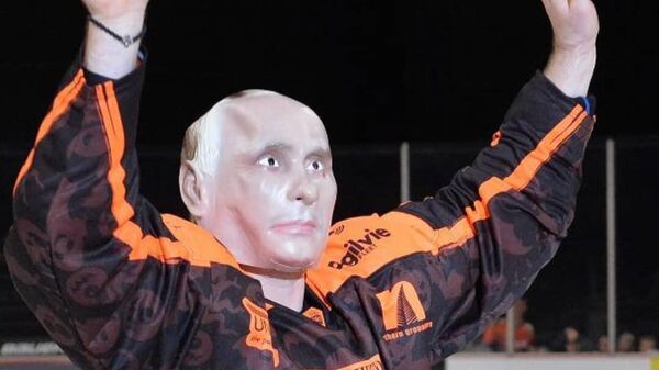 Николая Лемтюгов в маске Владимира Путина