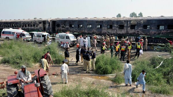 Пожарные и спасатели на месте пожара в поезде в Пакистане