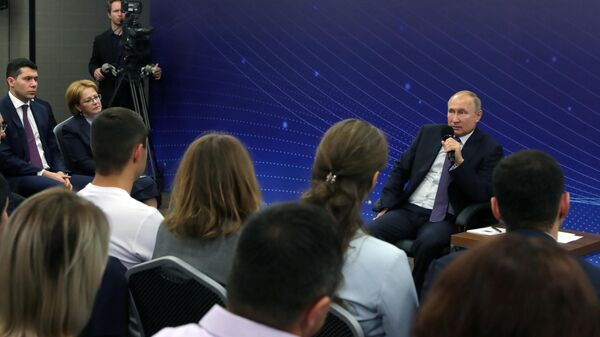  Владимир Путин во время встречи с представителями общественности Калининградской области