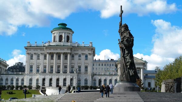 Памятник князю Владимиру на Боровицком холме в Москве